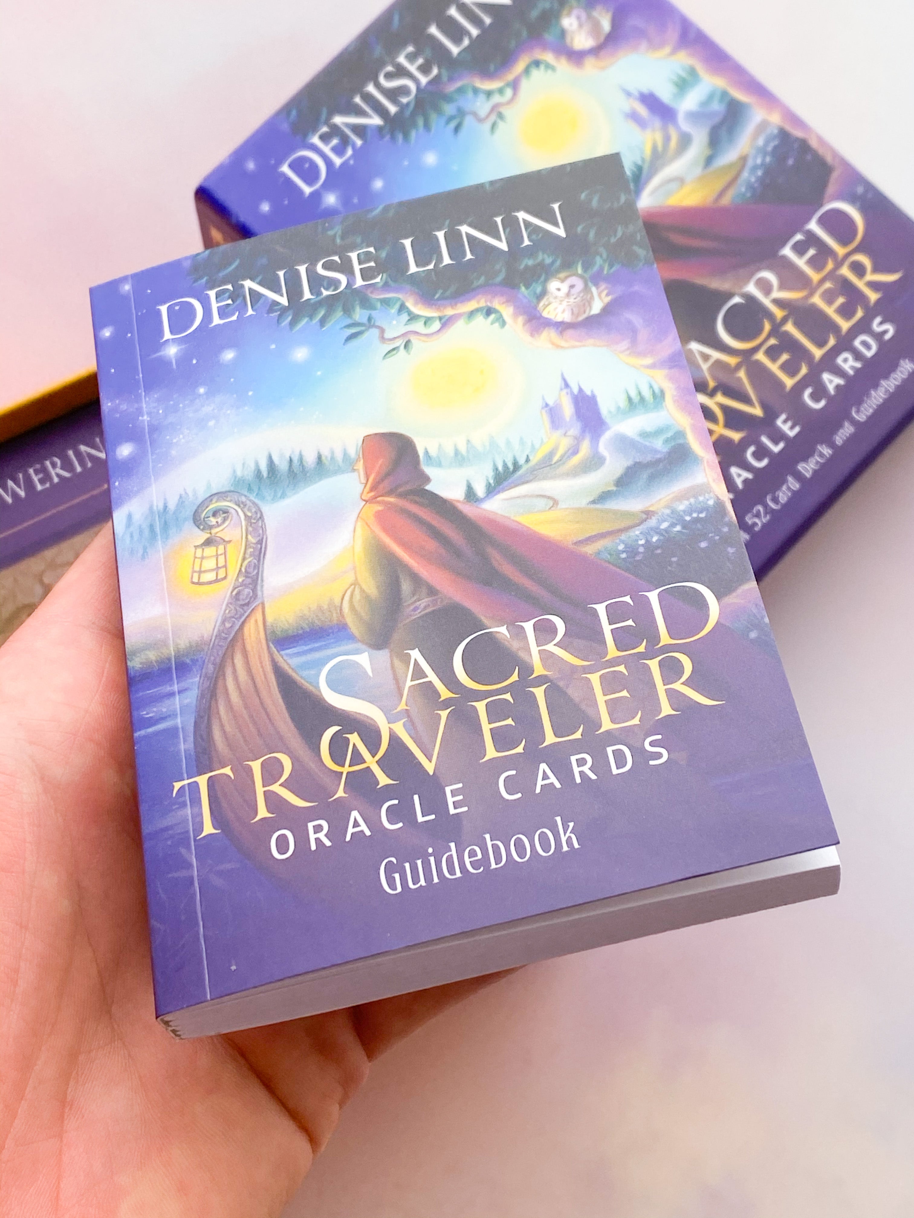 Sacred Traveler Oracle Card av Denise Linn